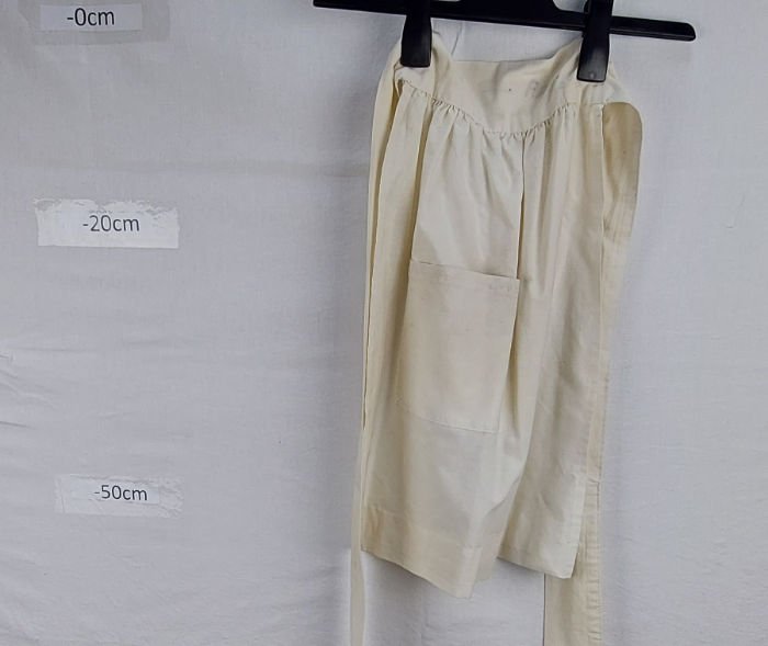 APRON WITH POCKET