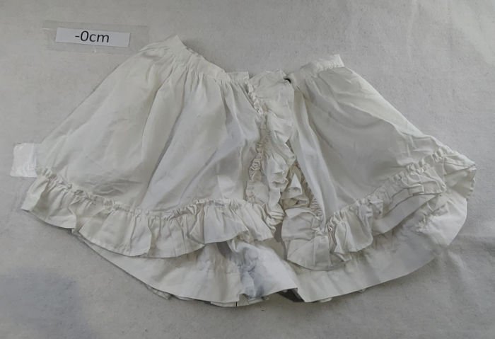 FRILLY CAPE WHITE