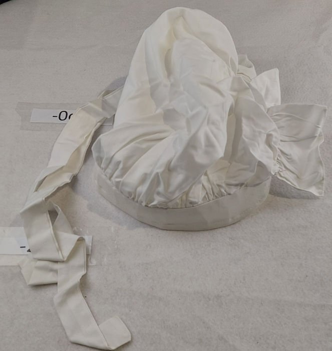 WHITE CHEF HATS