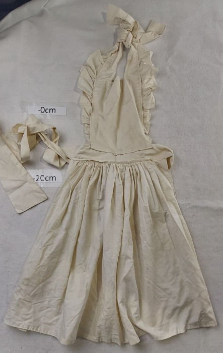 APRON WITH RUFFLES PERIOD
