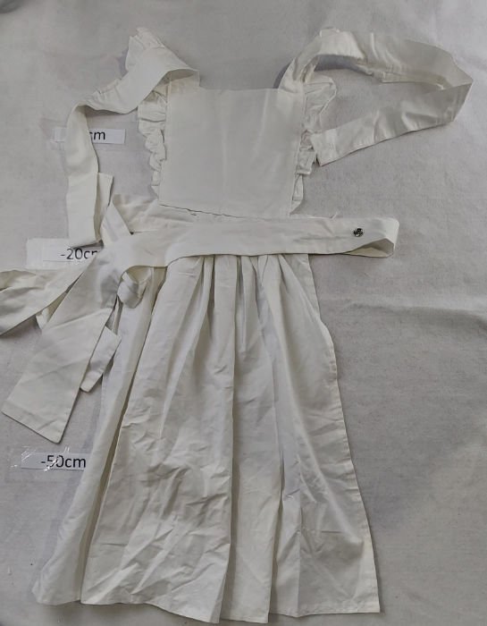 APRON WITH RUFFLES PERIOD