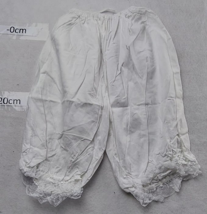 WHITE BLOOMERS