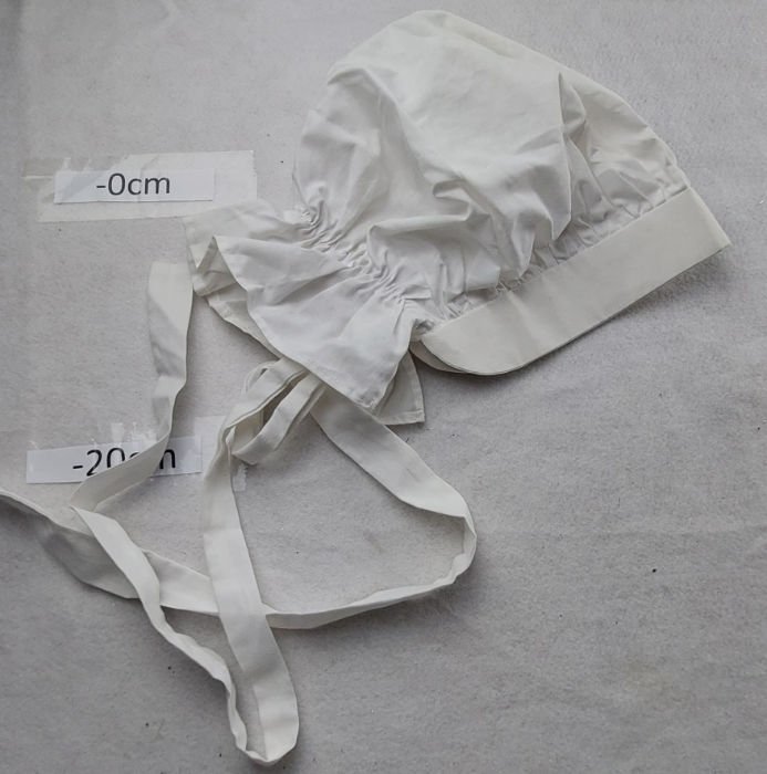 WHITE BONNETS